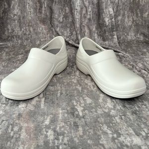 Crocs Neria Pro II Women's White Work Clogs - Size 9